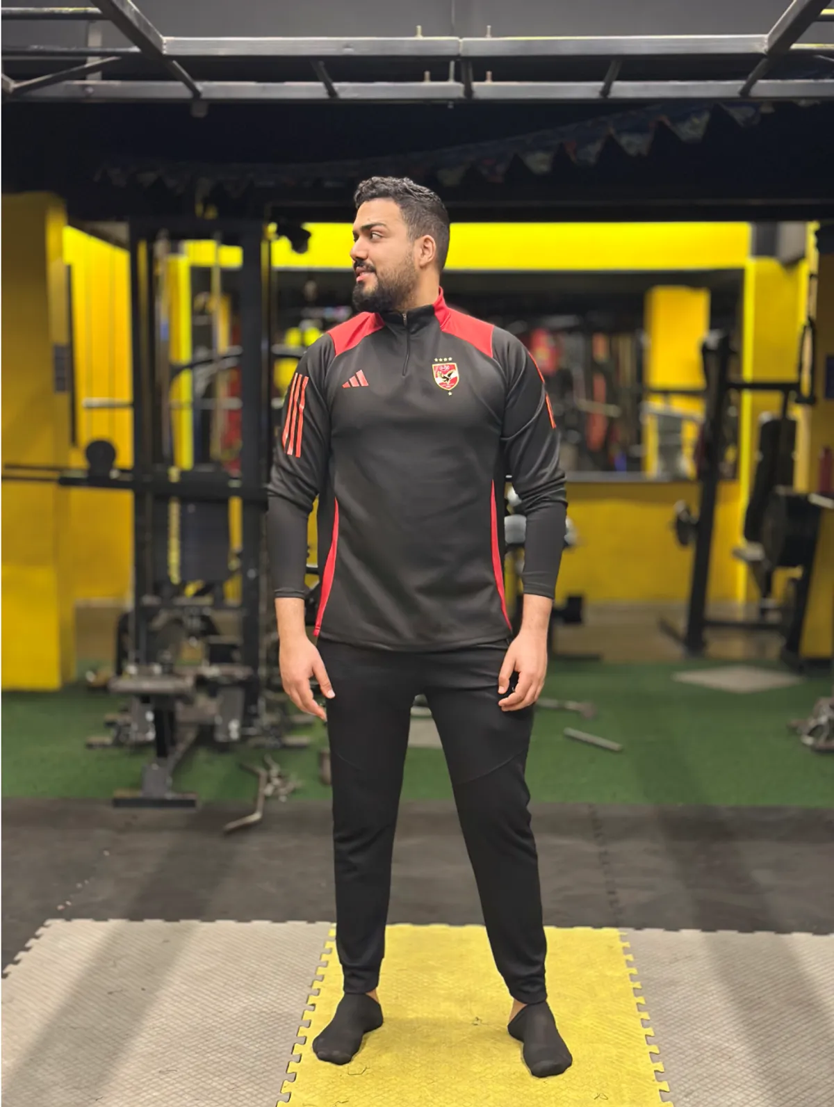 خالد نمرة بقميص النادي الأهلي المصري داخل الجيم — مؤسس MKFIT ومشجع أهلاوي