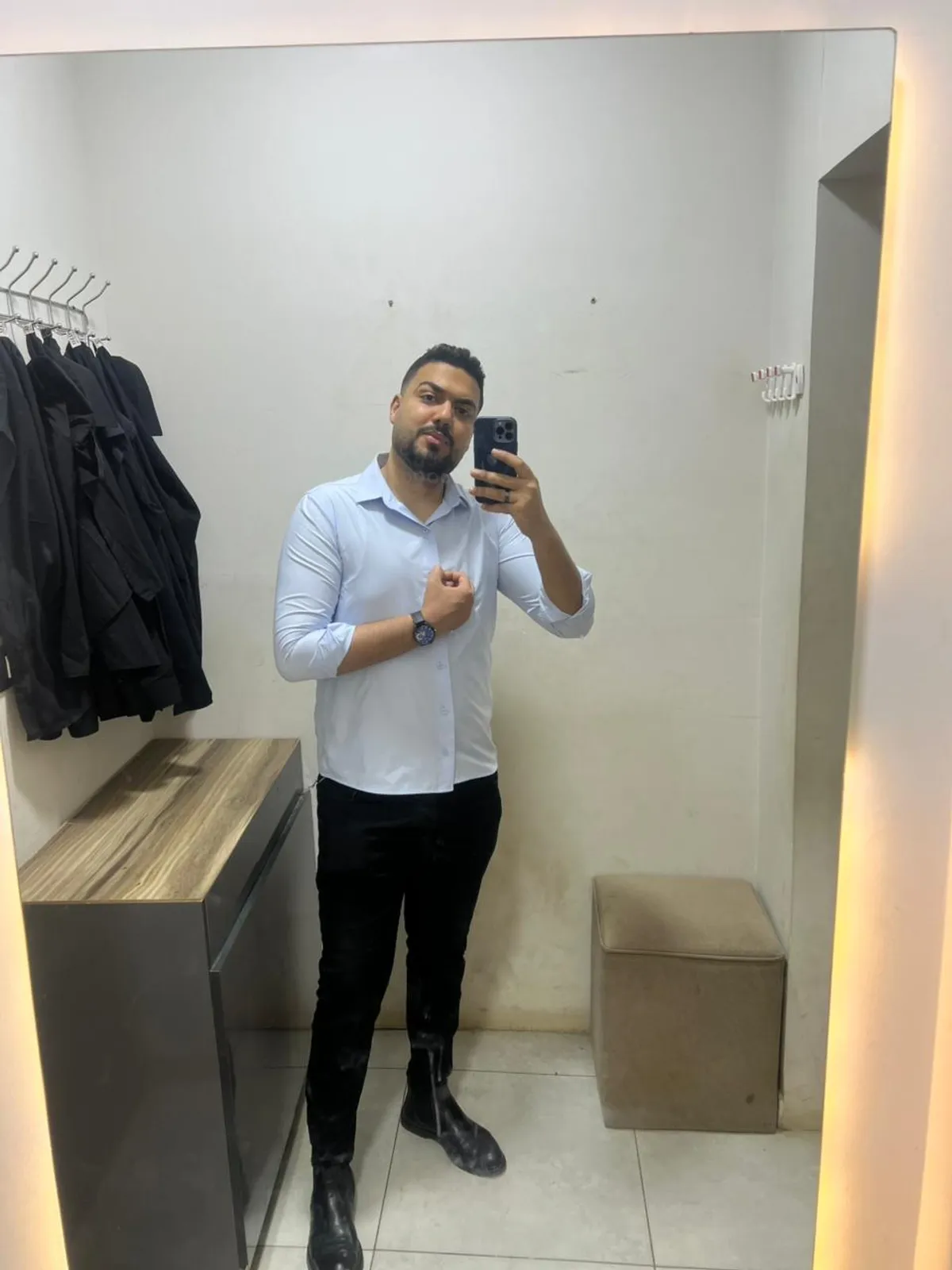 خالد نمرة بقميص أزرق فاتح — لوك يومي لرائد الأعمال المصري