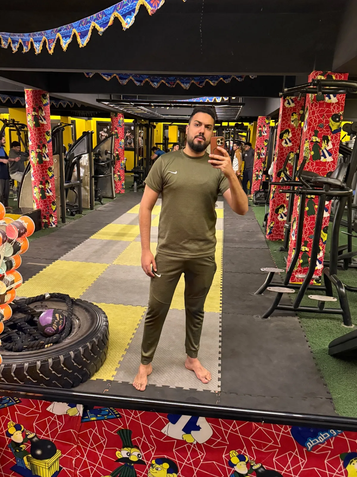 خالد نمرة داخل الجيم بلبس رياضي — يعيش فلسفة MKFIT للياقة اليومية
