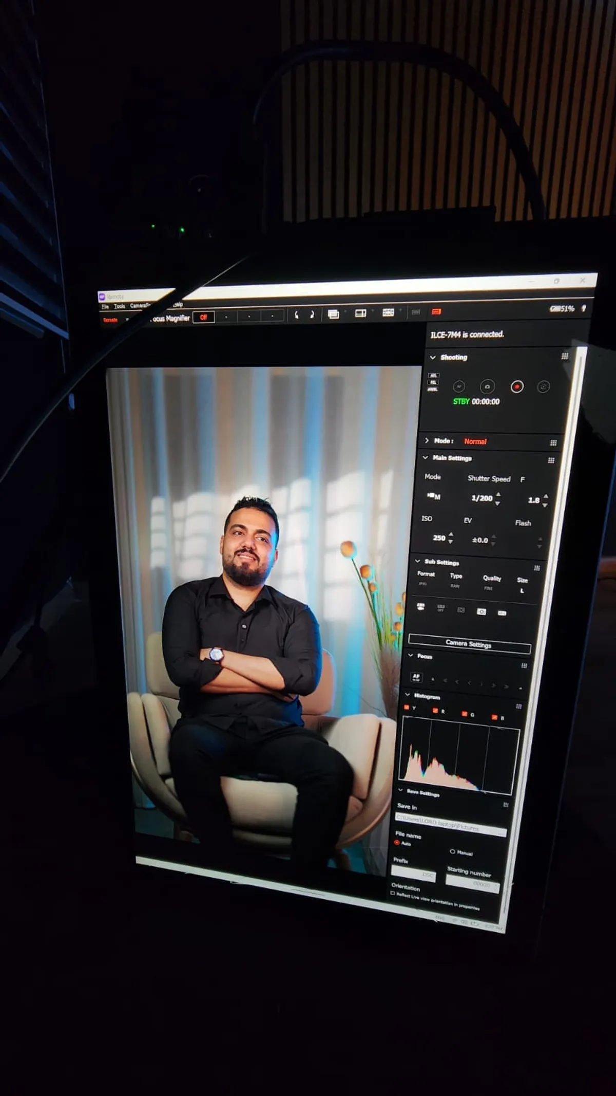 خالد نمرة — جلسة تصوير احترافية، بورتريه رسمي بذراعين متقاطعتين لمؤسس MKFIT