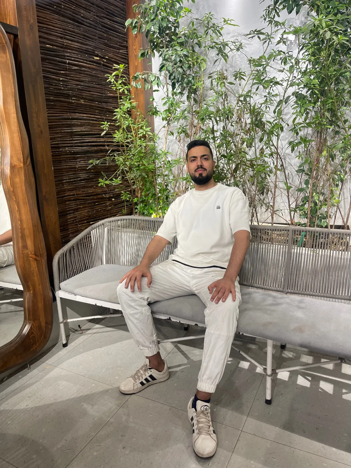 خالد نمرة بلوك أبيض كامل في مكان مفتوح — رائد أعمال مصري